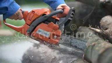 慢动作用电锯切割木材